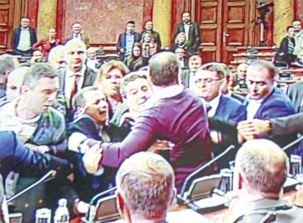 Бошко прекршио бојкот и упао у салу са транспарентима против власти, уследиле реакције на његово понашање 
